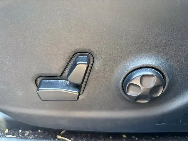 Used 2019 Silver Jeep Latitude Plus image 29