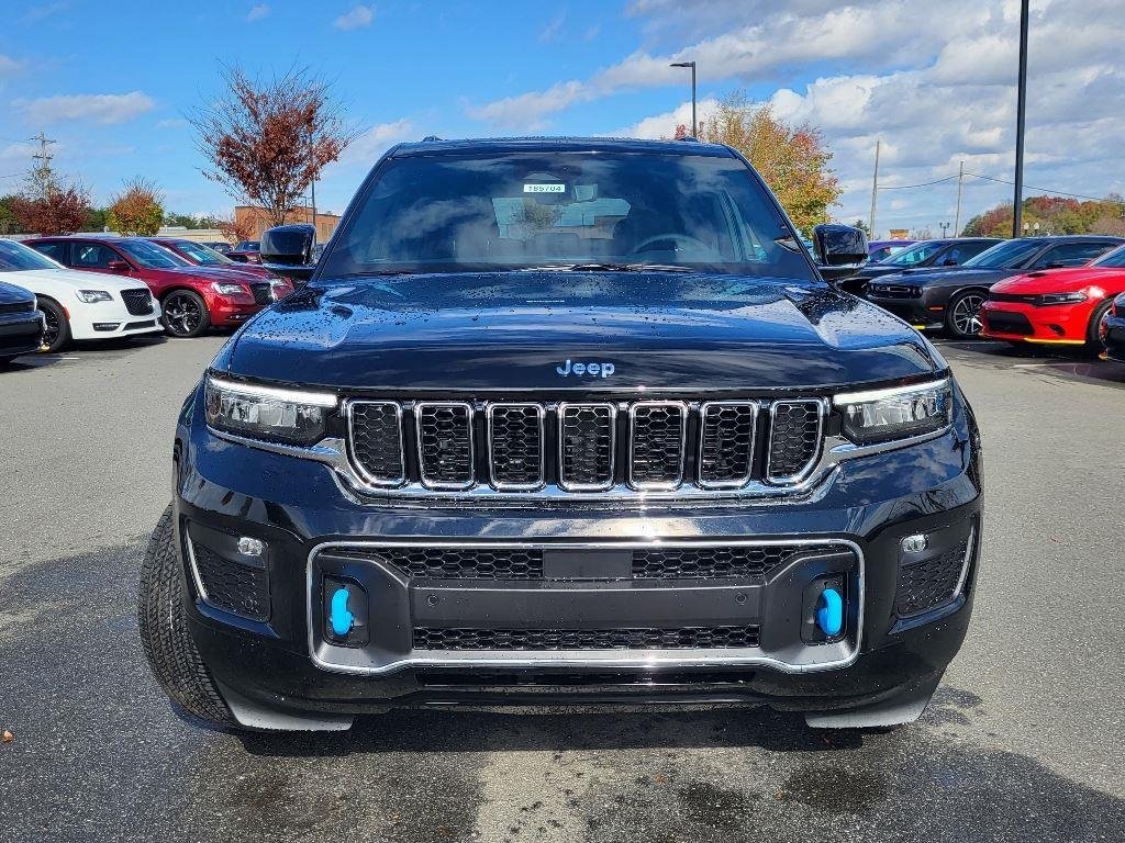 New 2024 Diamond Black Crystal Pearl-Coat Exterior Paint Jeep Overland image 2