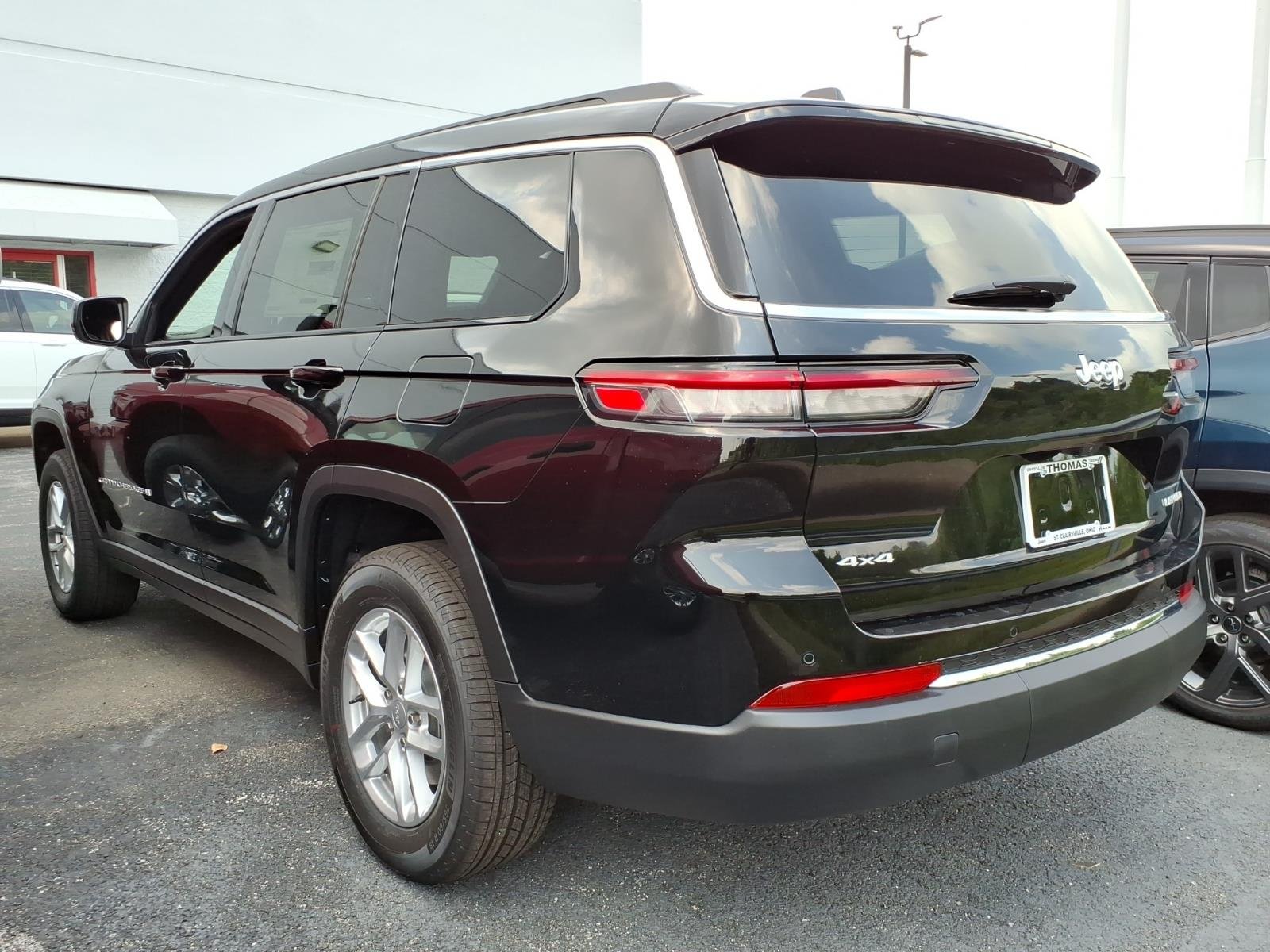 New 2026 Diamond Black Crystal Pearl-Coat Exterior Paint Jeep Laredo X image 2