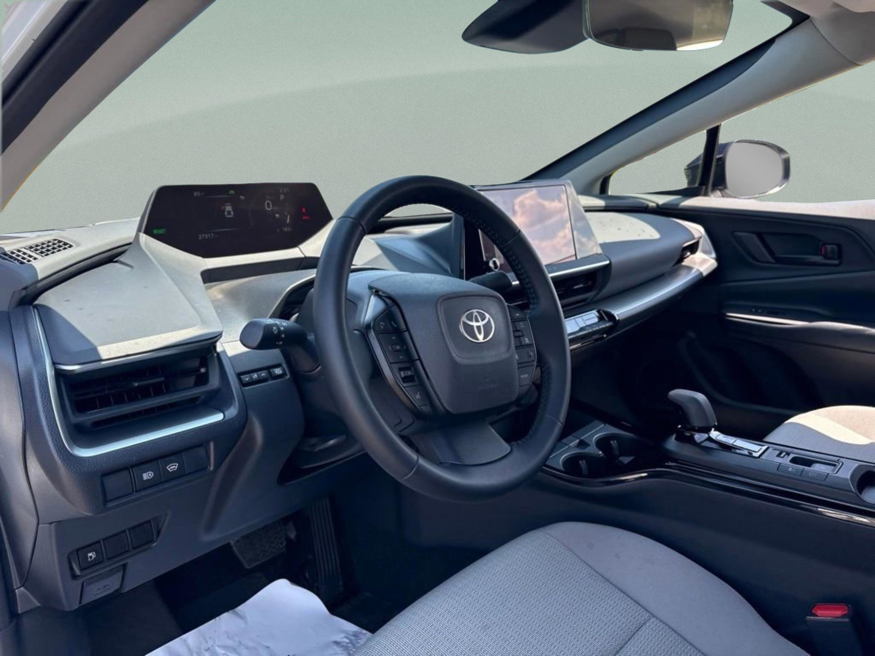 Used 2025 Pearl Toyota LE image 18