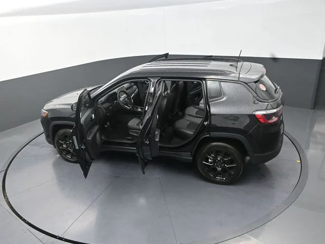 New 2026 Diamond Black Crystal Pearl-Coat Exterior Paint Jeep Latitude image 29