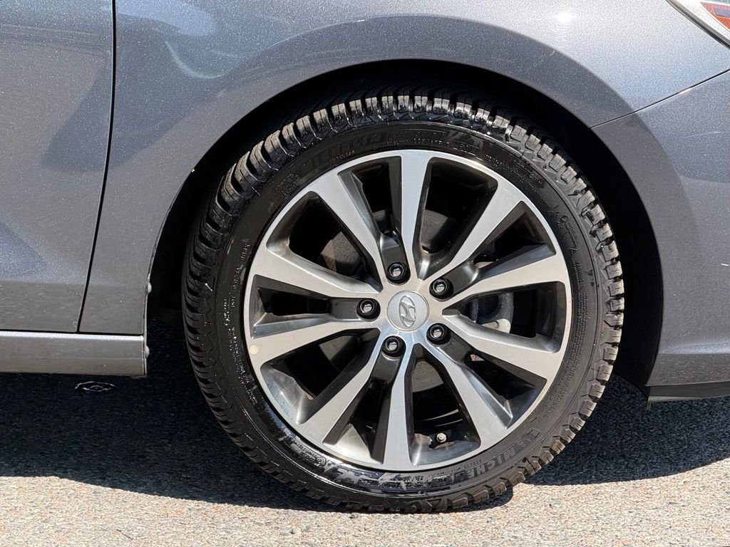Used 2018 White Hyundai Base image 5