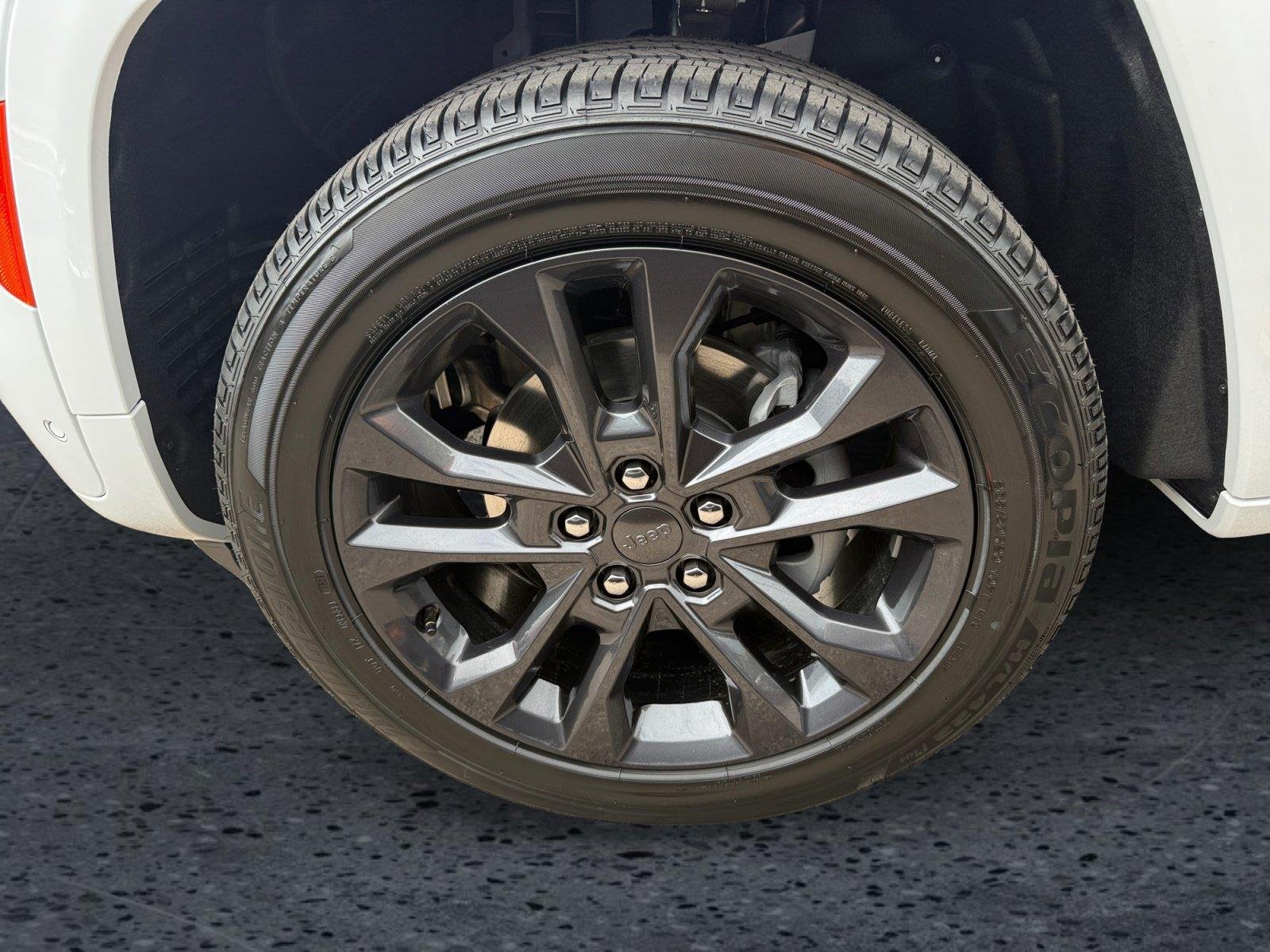 New 2026 Bright White Clear-Coat Exterior Paint Jeep Limited Reserve image 9