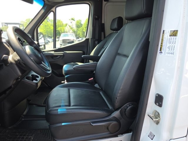 Used 2023  Mercedes-Benz Cargo 170 WB image 4