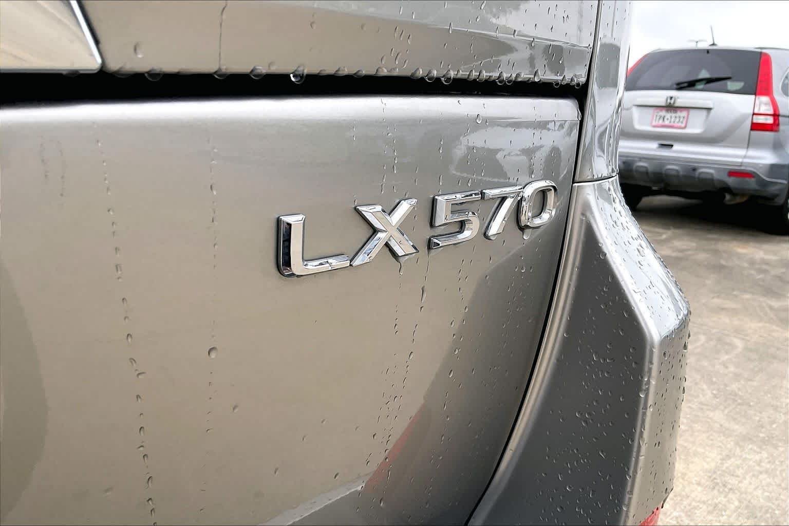 Used 2019 Atomic Silver Lexus  image 28