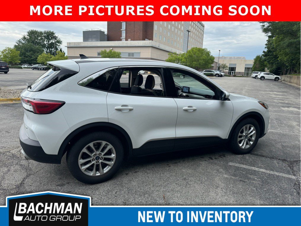 Used 2020 Star White Metallic Tri-Coat Ford SE image 2
