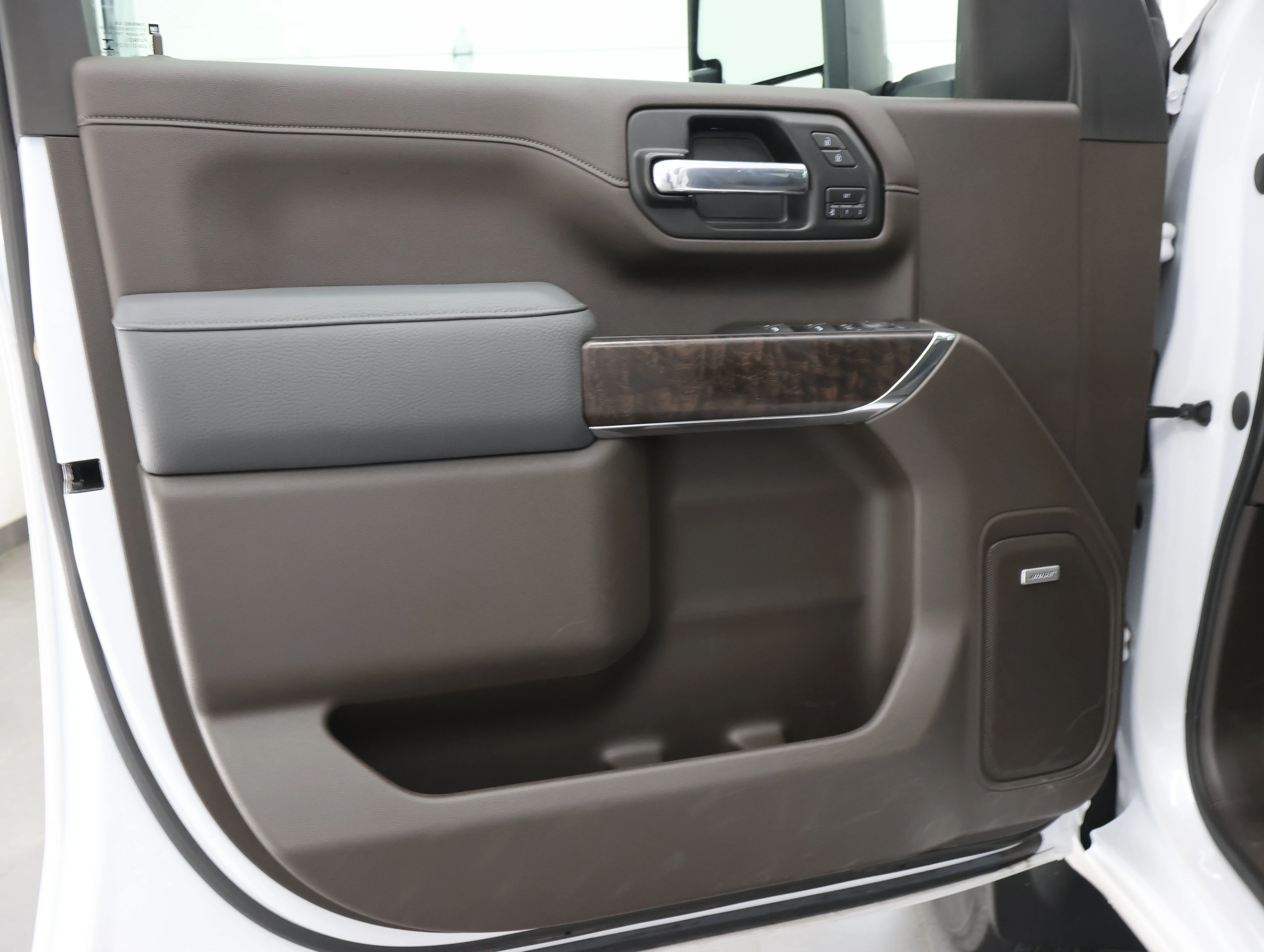 Used 2022 White Frost Tricoat GMC Denali image 50