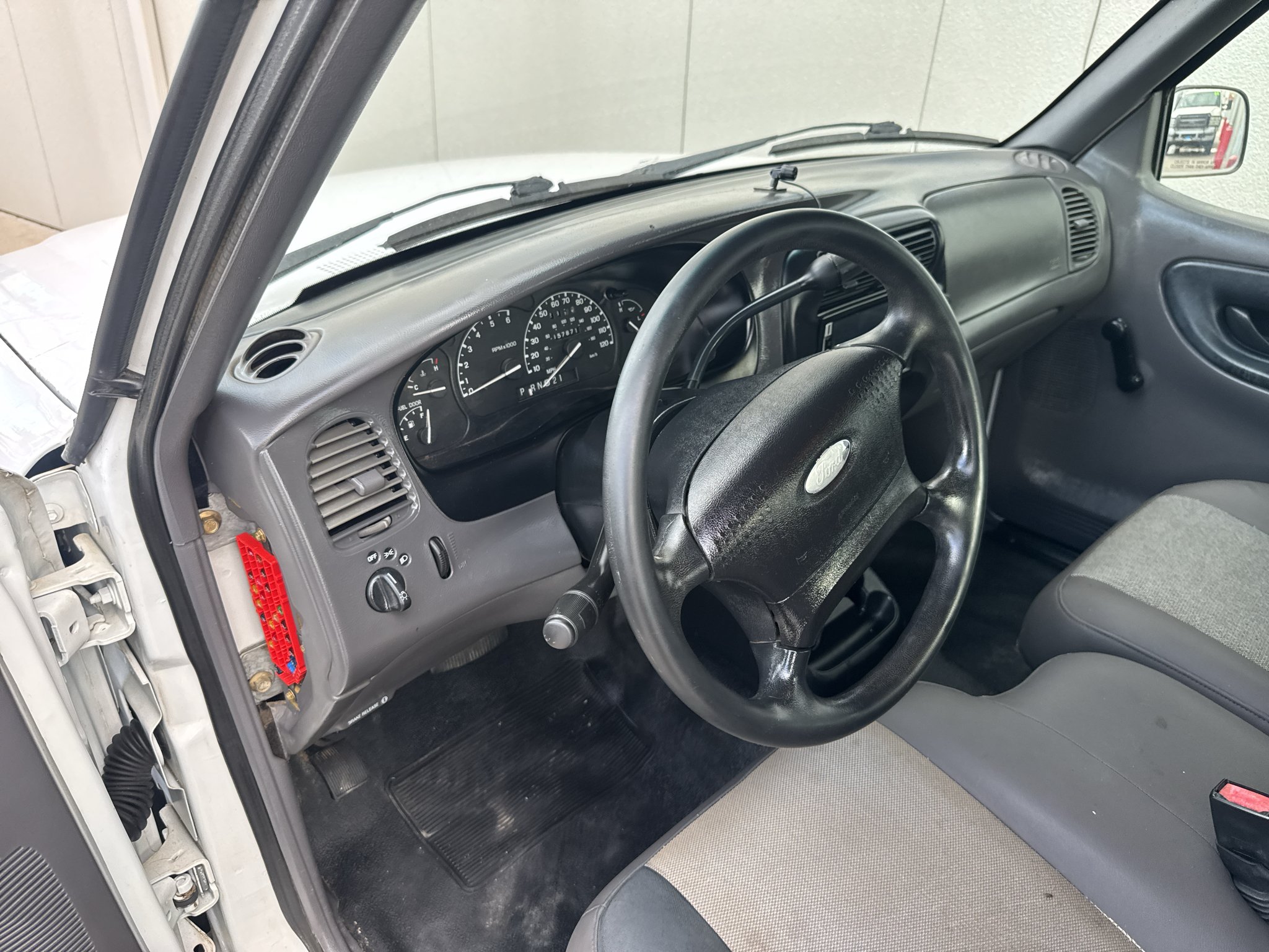 Used 2001 Oxford White Clearcoat Ford Edge image 9