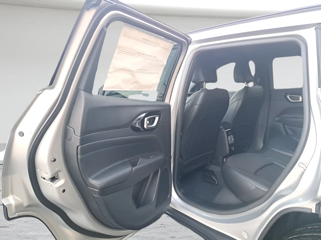 New 2026 Silver Zynith Metallic Clear-Coat Exterior Paint Jeep Latitude image 11