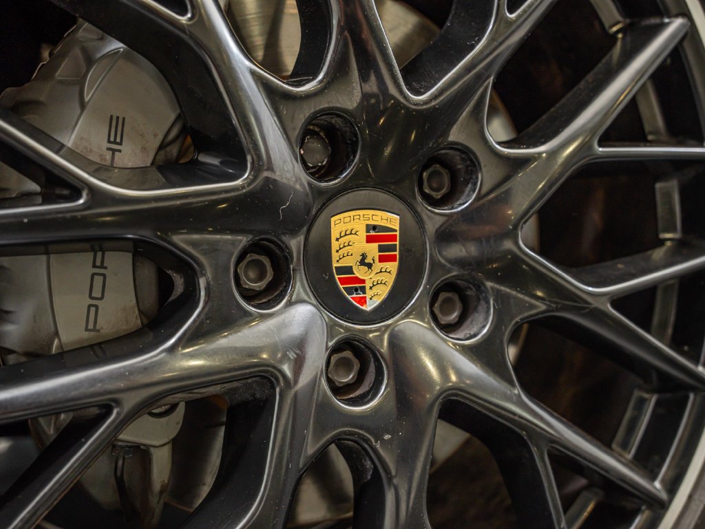 Used 2018 Chalk Porsche 4S image 15