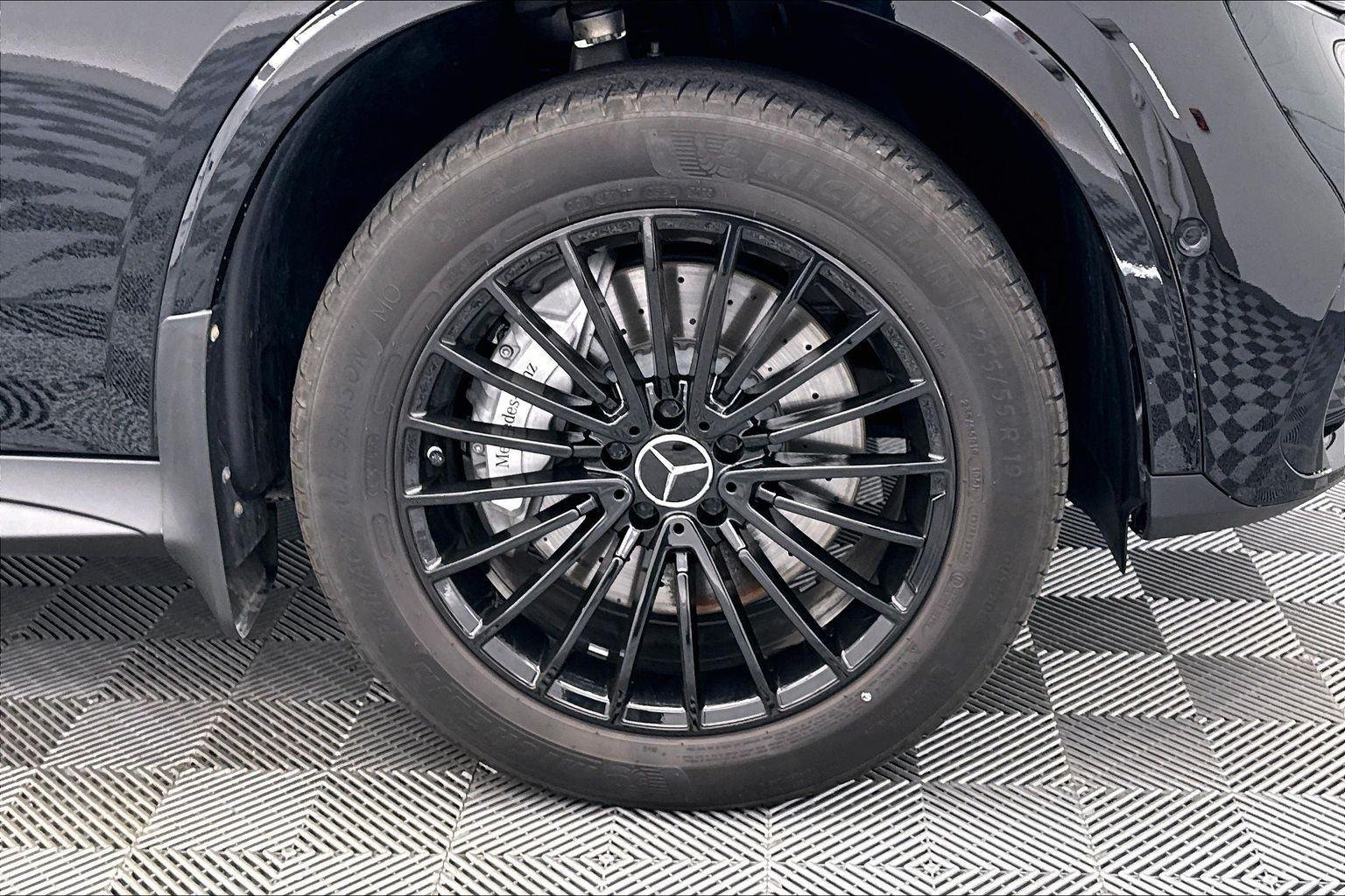 Used 2025 Black Mercedes-Benz GLC 300 image 32