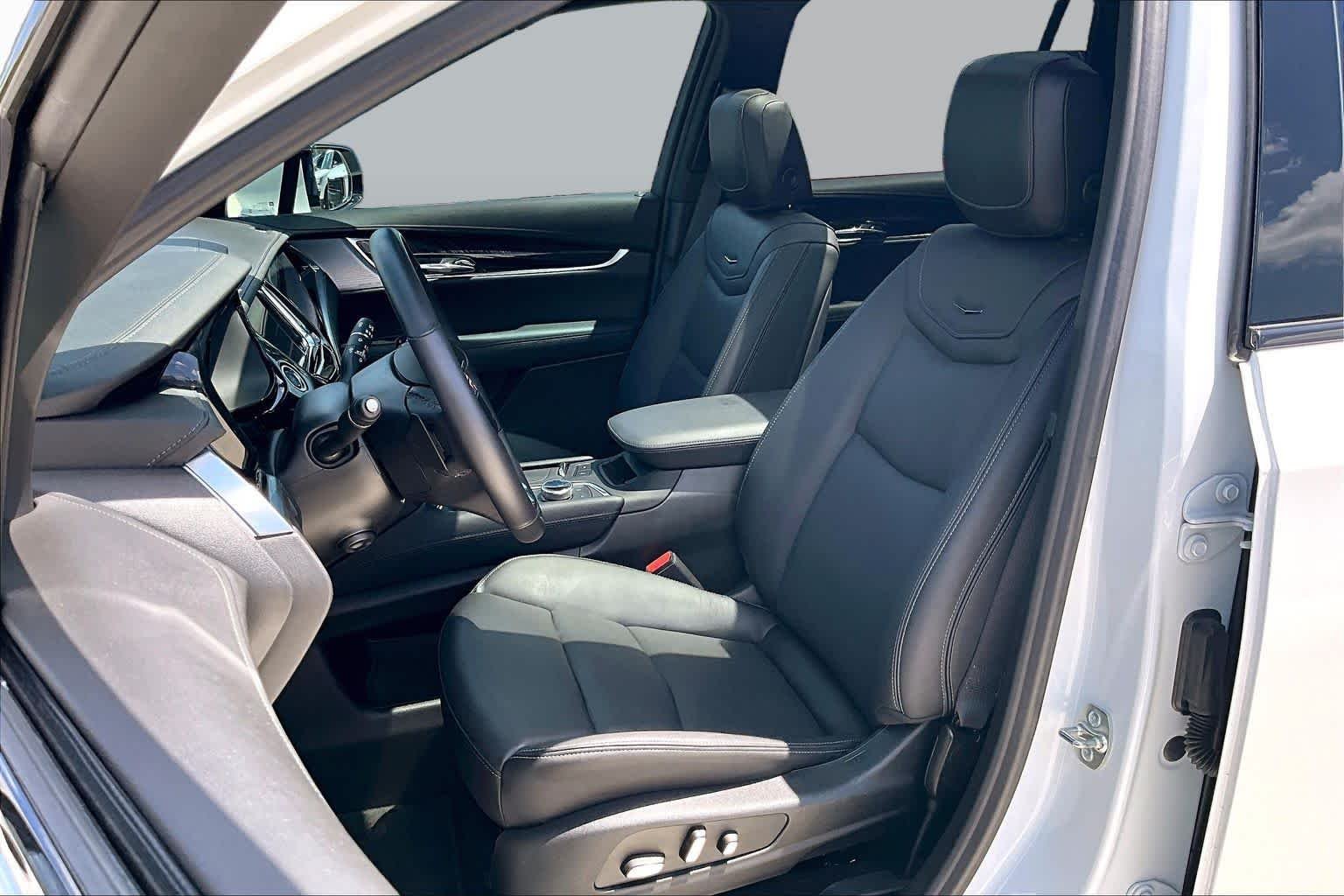 Pre-Owned 2025 Cadillac XT6 FWD Premium Luxury