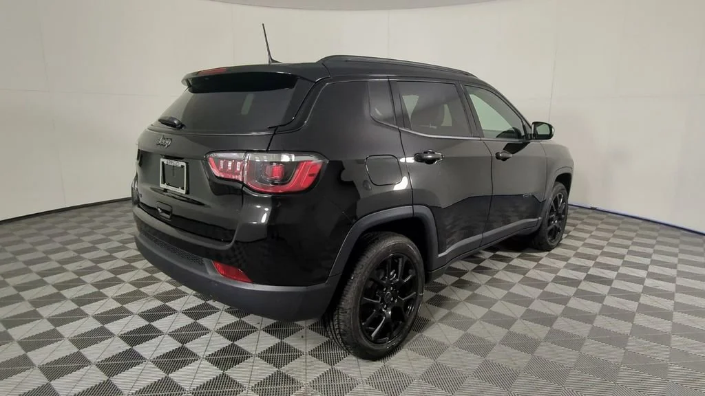 New 2026 Diamond Black Crystal Pearl-Coat Exterior Paint Jeep Latitude Altitude image 5