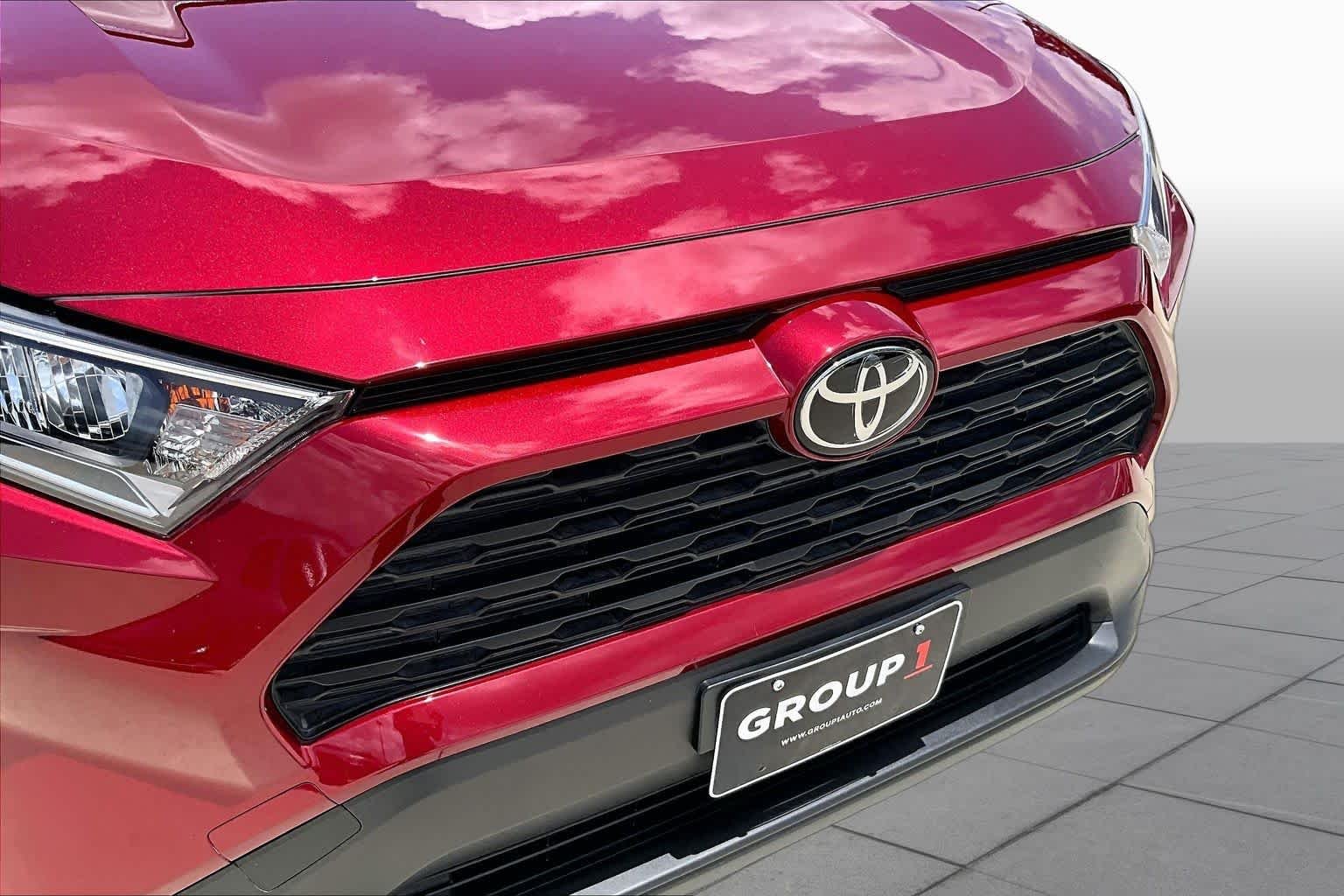 Used 2019 Ruby Flare Pearl Toyota XLE image 29