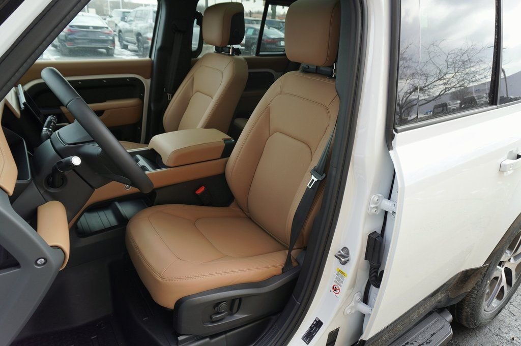 Used 2026 White Land Rover X-Dynamic SE image 15