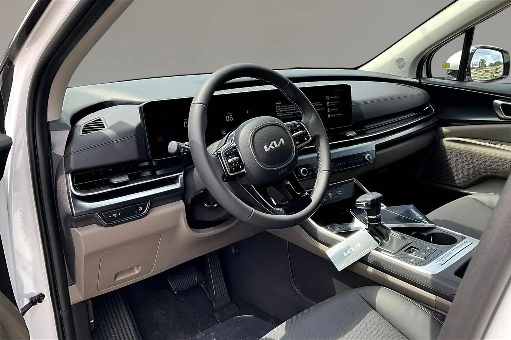 New 2026 Snow White Pearl Kia LXS image 7