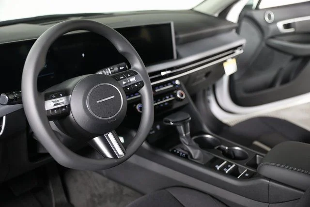 Used 2025 White Hyundai SE image 12