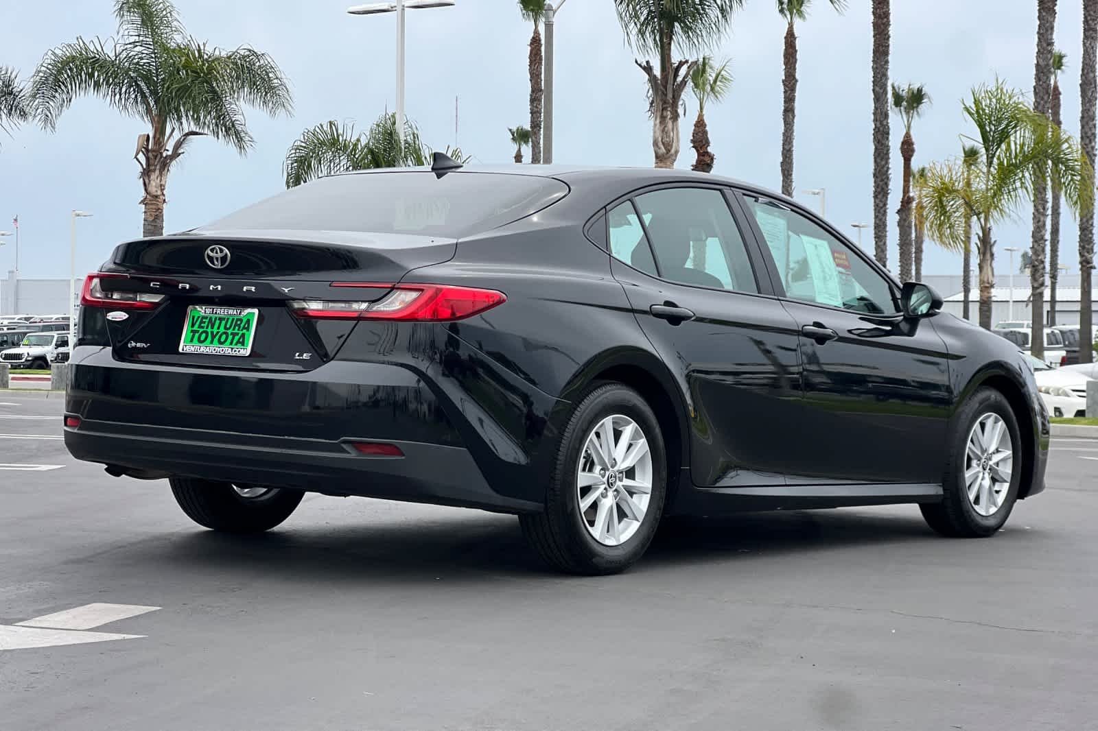 2025 Toyota Camry LE - Photo 4