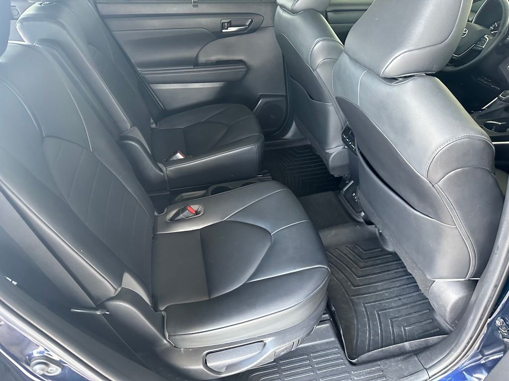 Used 2020  Toyota XLE image 34