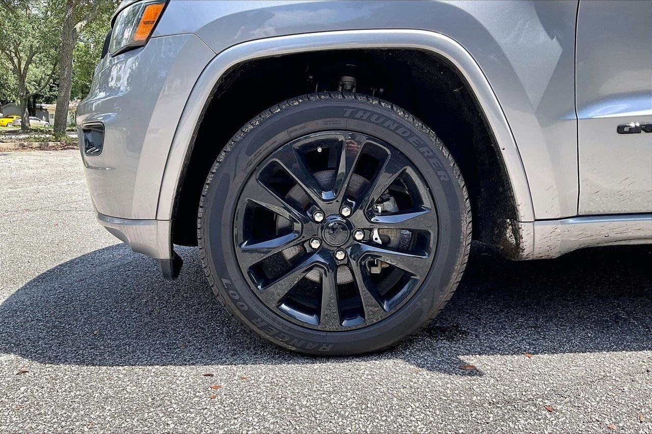 Used 2019 Silver Jeep Altitude image 33