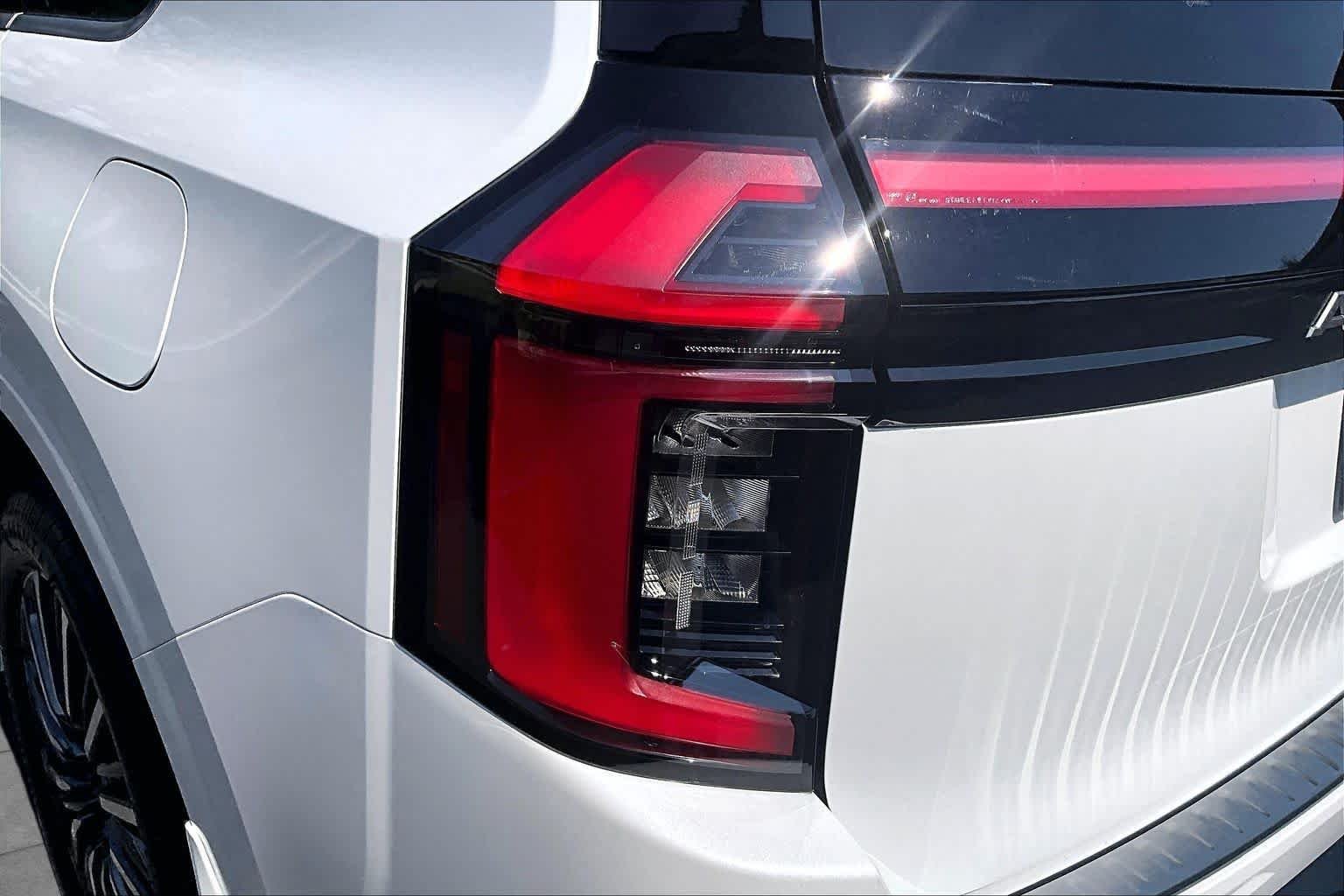 New 2026 Everest White TriCoat / Super Black Two-tone Nissan Platinum Reserve image 14