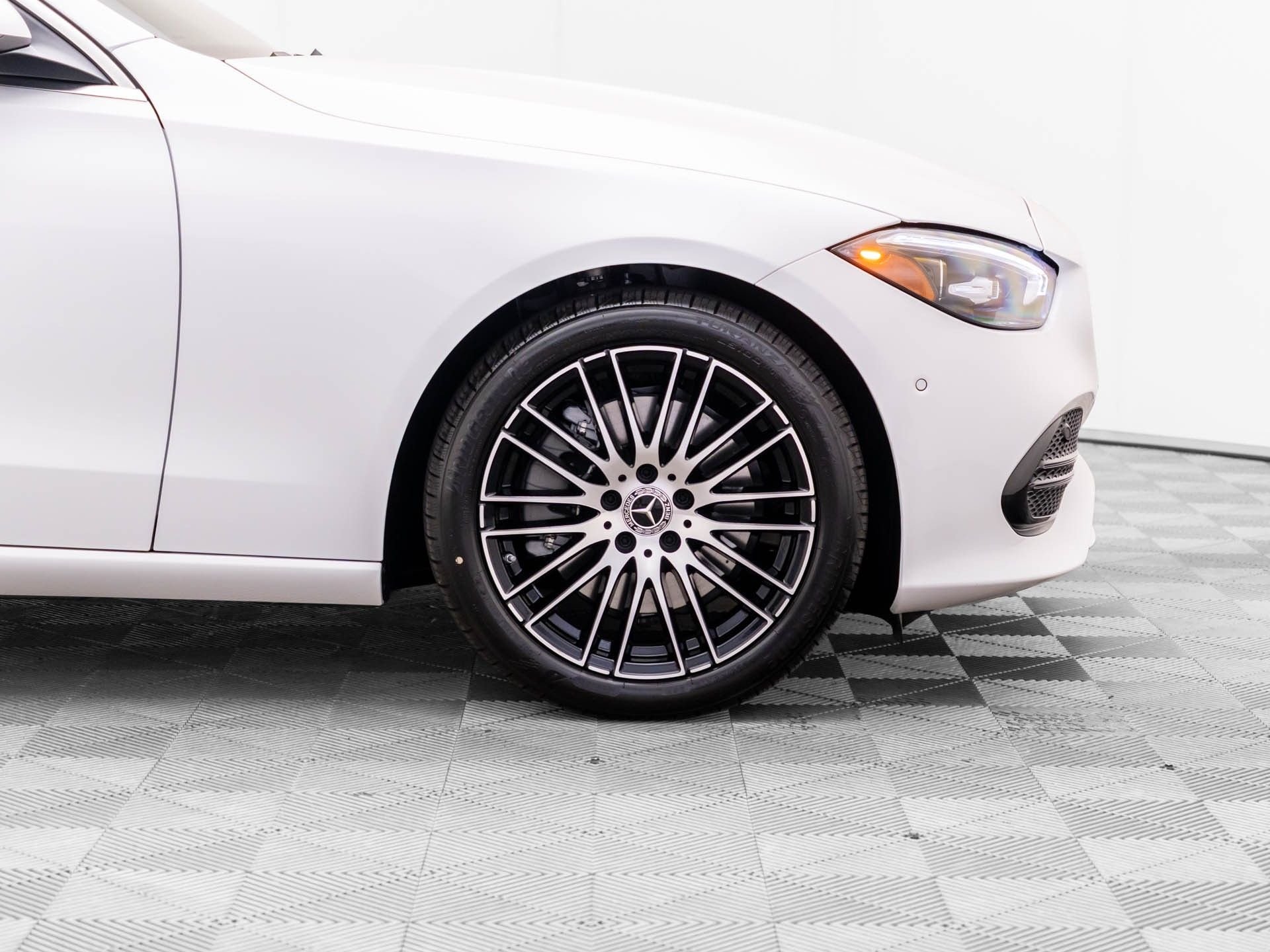 New 2026 MANUFAKTUR Moonlight White Metallic Mercedes-Benz C 300 image 40