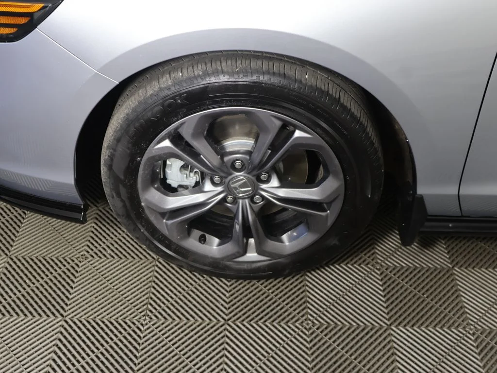 Used 2025 Silver Honda EX-L image 18