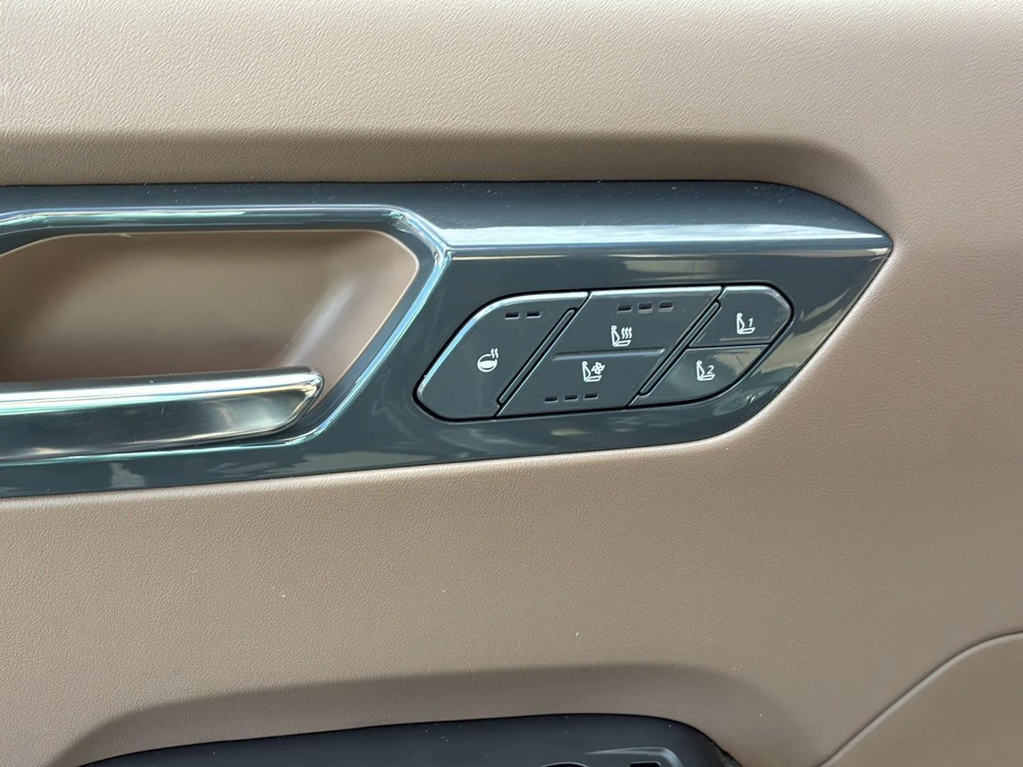 Used 2024 Pebble Gray Kia Land image 14