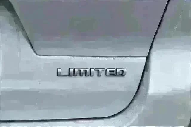 New 2025 Bright White Clear-Coat Exterior Paint Jeep Limited image 28