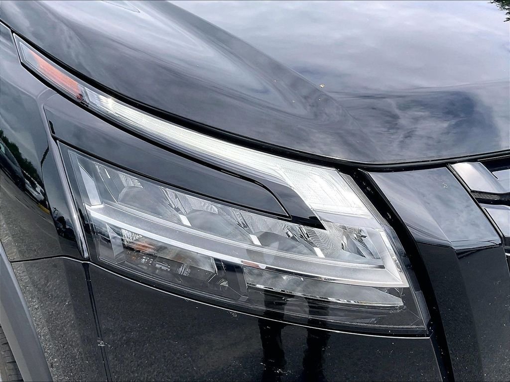 Used 2022 Super Black Nissan SL image 32