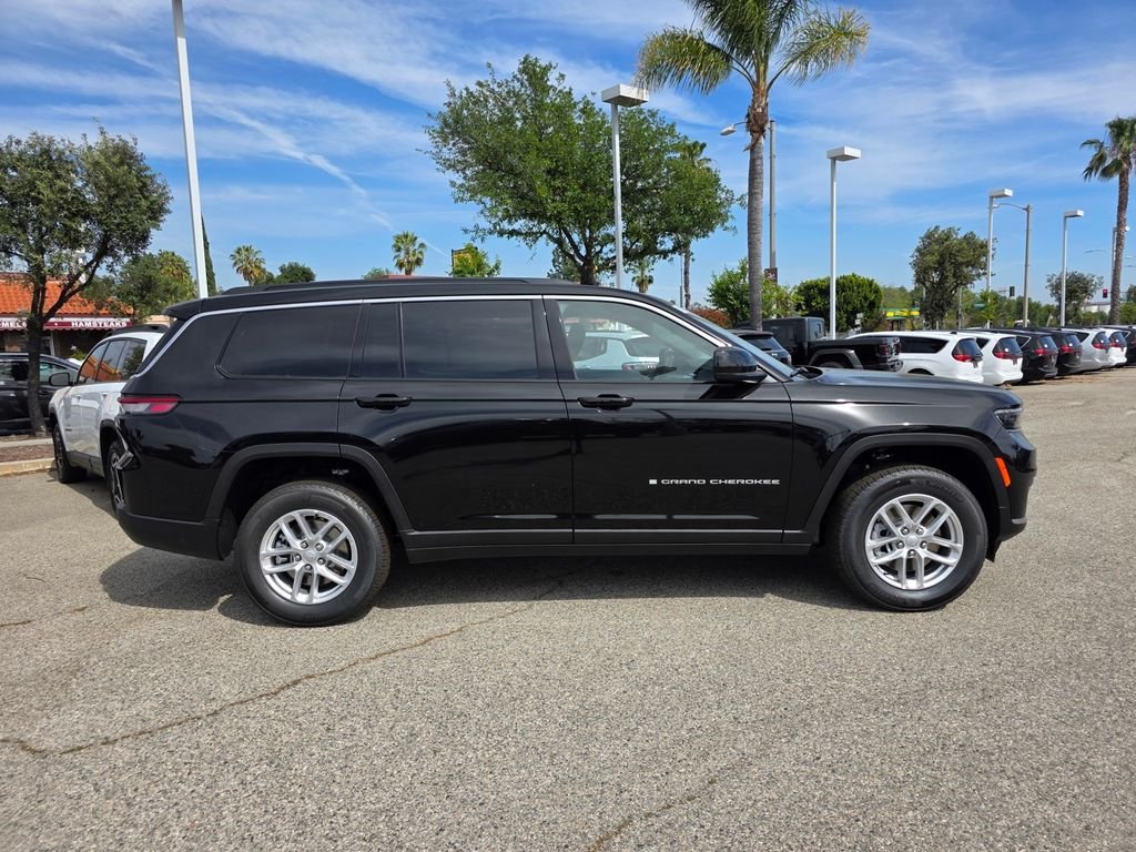 New 2026 Diamond Black Crystal Pearl-Coat Exterior Paint Jeep Laredo image 3