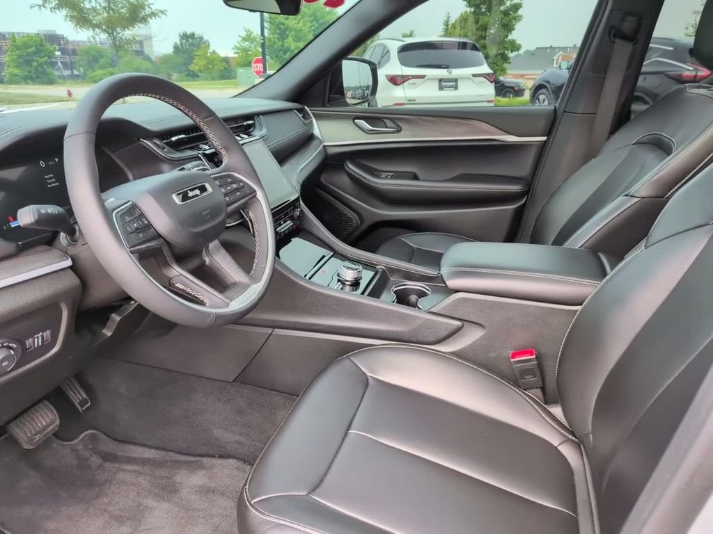 Used 2025 Silver Jeep Limited image 19