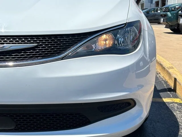 Used 2021 White Chrysler LXI image 3
