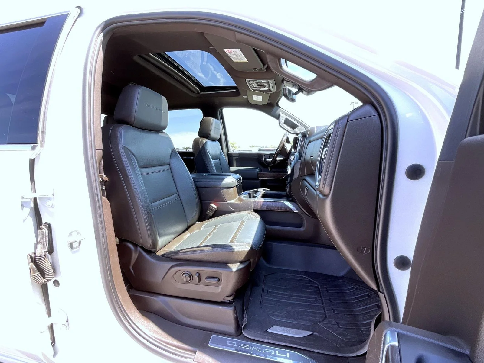 Used 2020 White GMC Denali image 15
