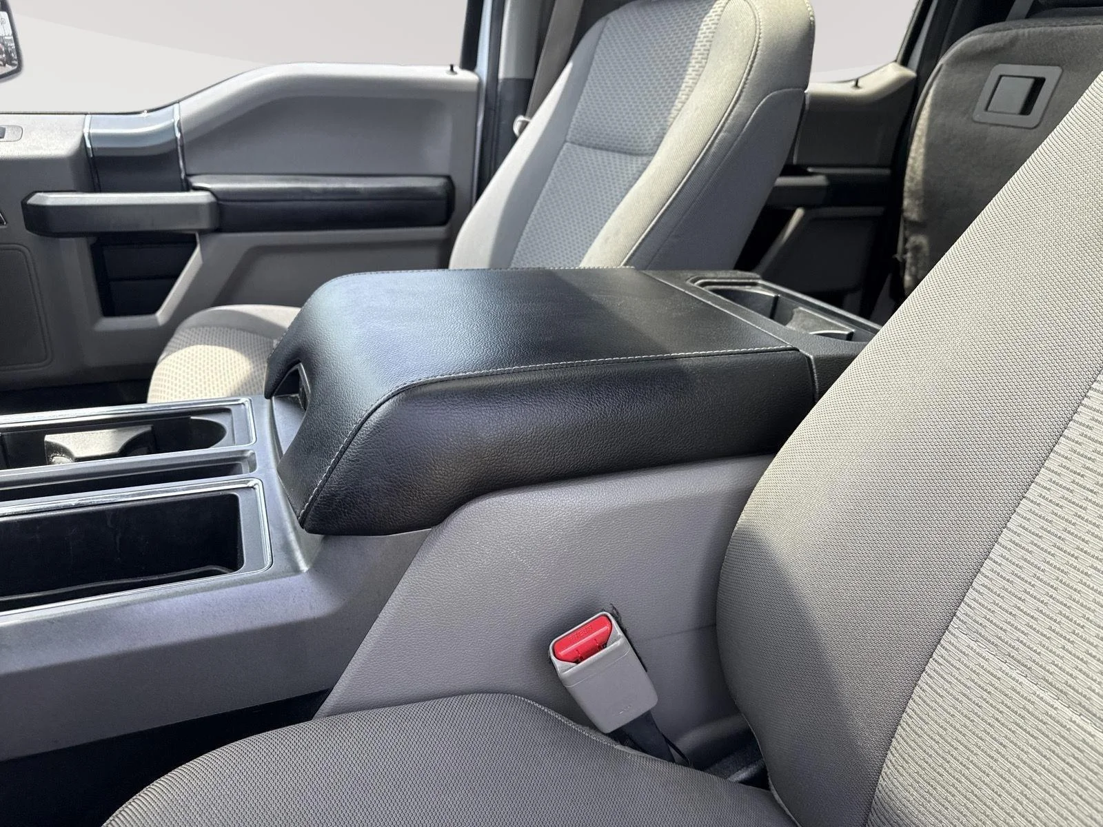 Used 2016 Oxford White/Magnetic Metallic Ford XLT image 22