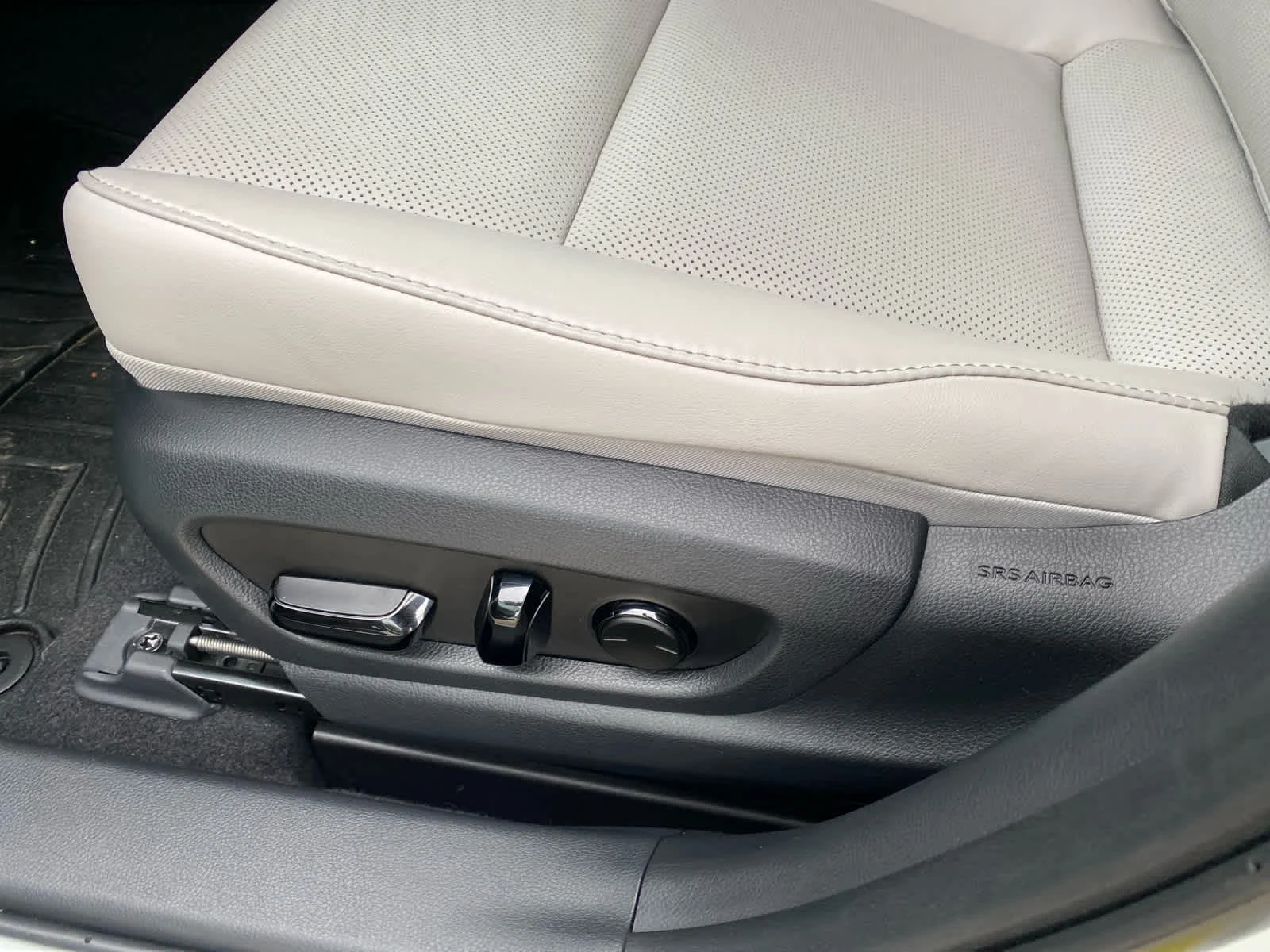 Used 2025  Lexus UX 300h image 9