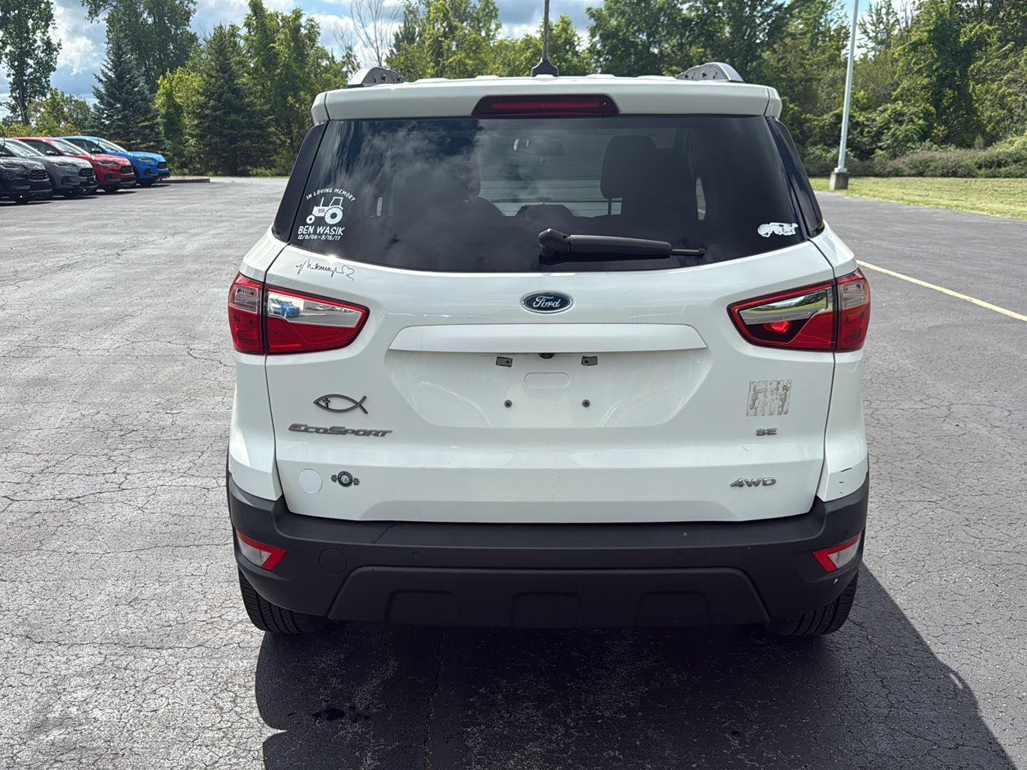 Used 2019 Diamond White Ford SE image 18