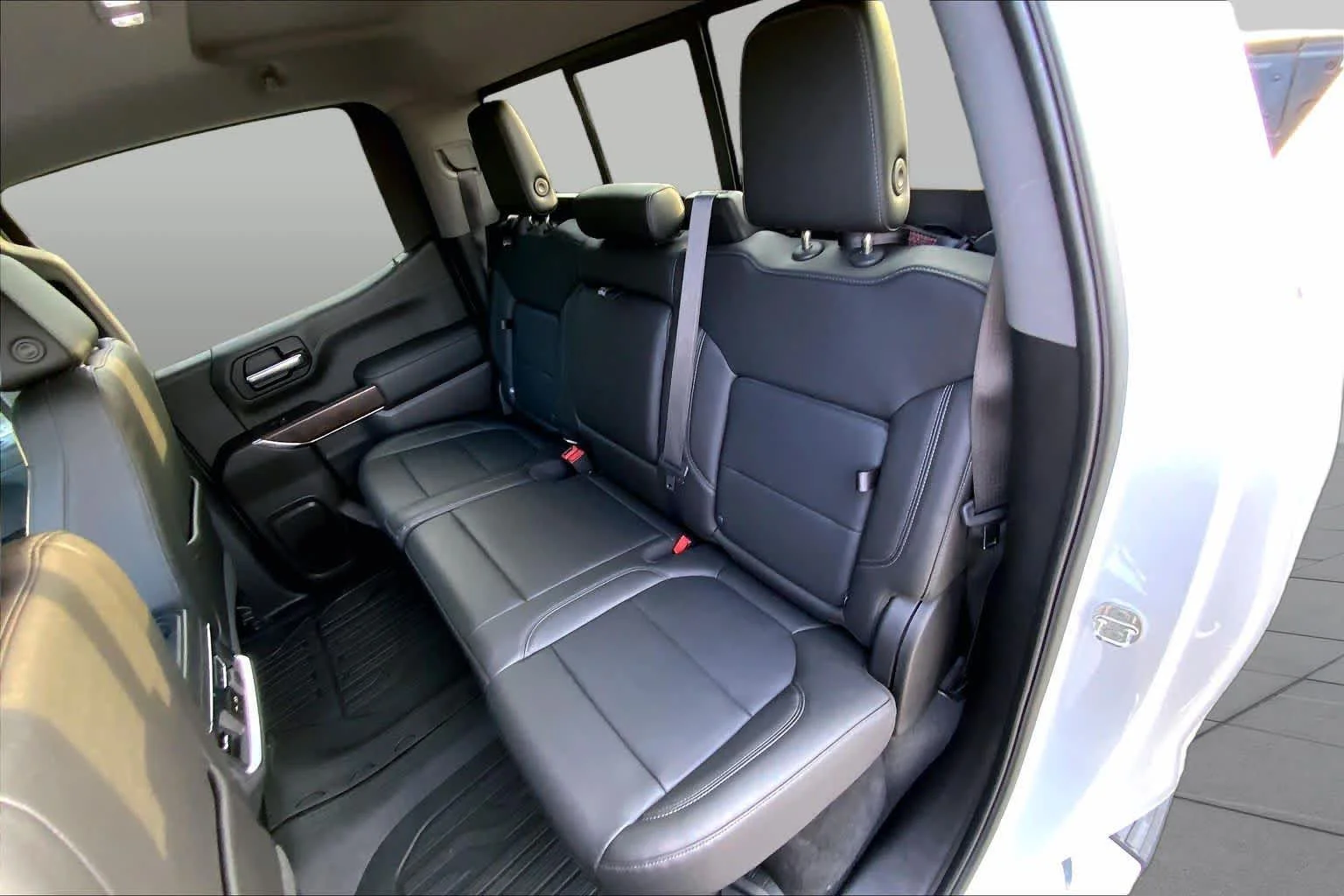Used 2019 White Frost Tricoat GMC SLT image 18