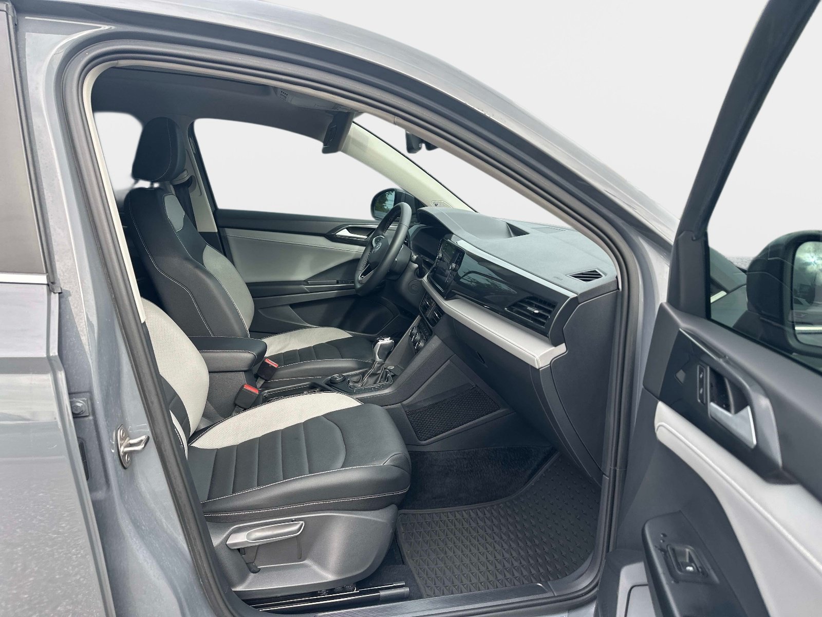 Used 2023 Gray Volkswagen SEL image 7