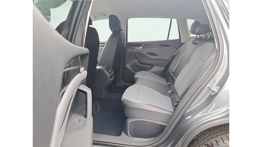 2025 Volkswagen Tiguan SE - Photo 10