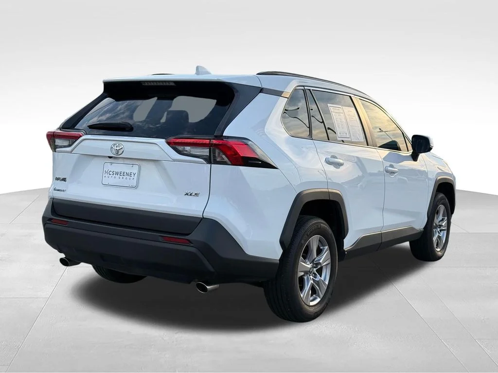 Used 2022 White Toyota XLE image 29