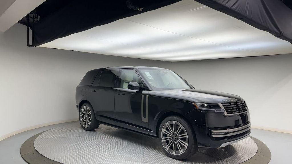 Used 2025  Land Rover SE image 2