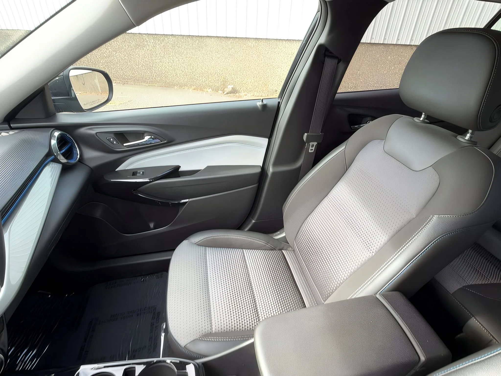 2025 Chevrolet Trax LT - Photo 24