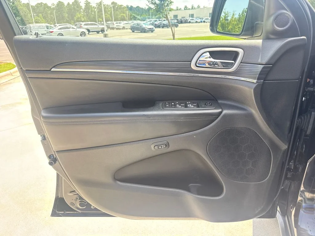 Used 2020 Diamond Black Jeep Limited image 13