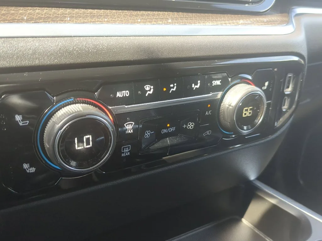 Used 2022 Summit White Chevrolet RST image 18