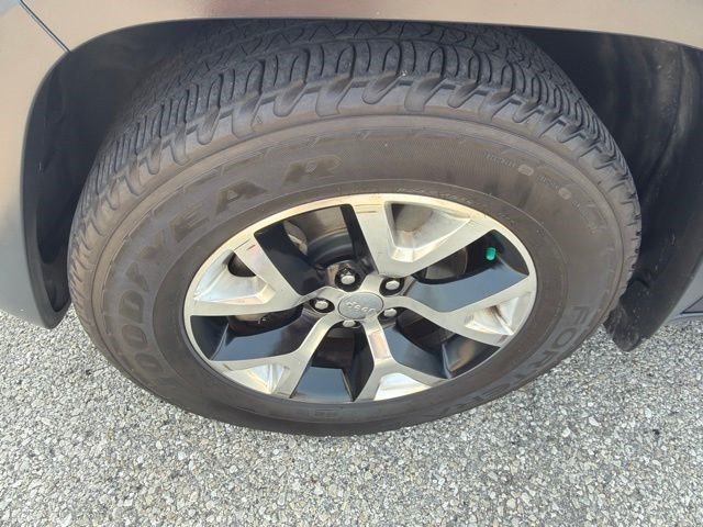 Used 2016 Bright White Clearcoat Jeep Trailhawk image 10