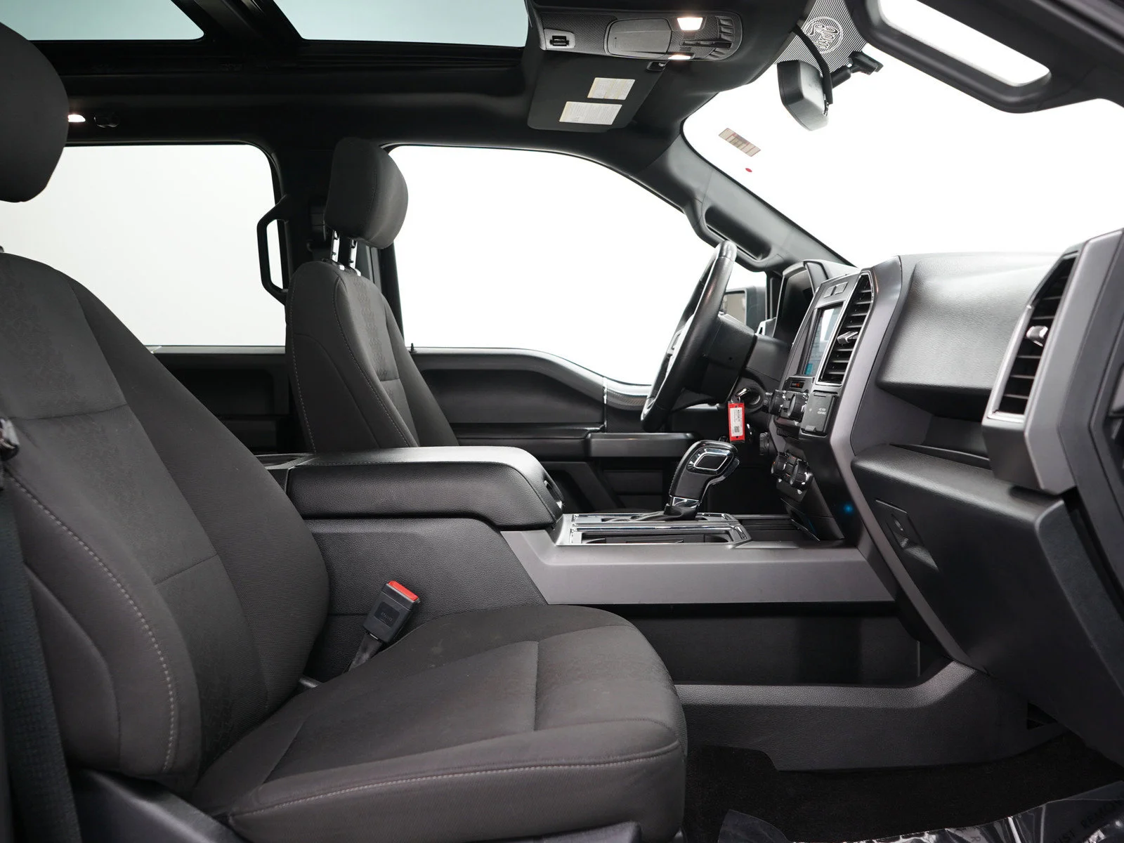 Used 2018  Ford XL image 12