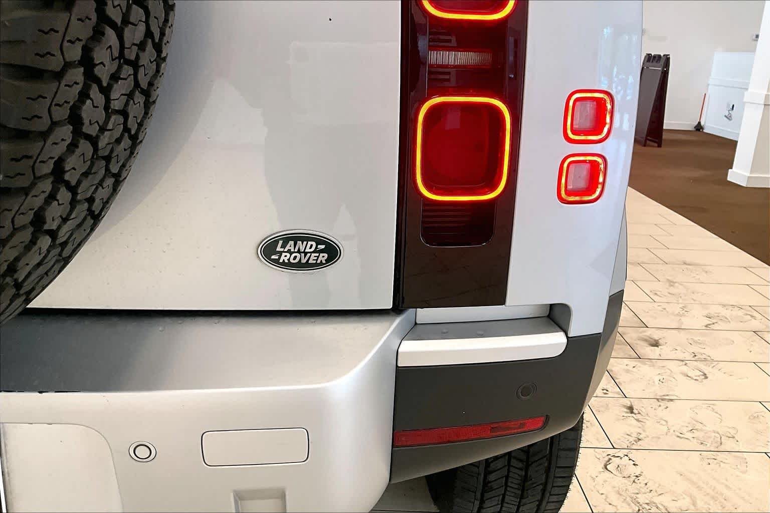 Used 2022 Hakuba Silver Metallic Land Rover  image 9