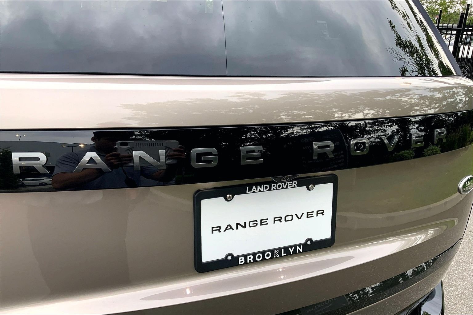 Used 2023 Batumi Gold Premium Metallic Land Rover SE image 31