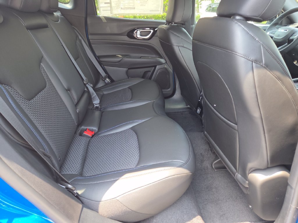 New 2026 Hydro Blue Pearl-Coat Exterior Paint Jeep Latitude Altitude image 18